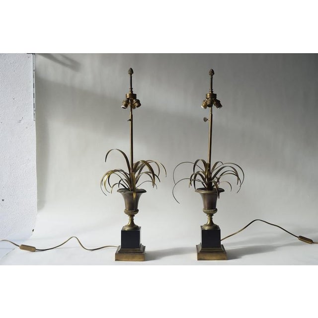 Vintage Maison Charles Brass Palm Table Lamps, French Mid-Century Hollywood Regency Pair, "Vase Roseaux" Design, 1950s For Sale - Image 4 of 10