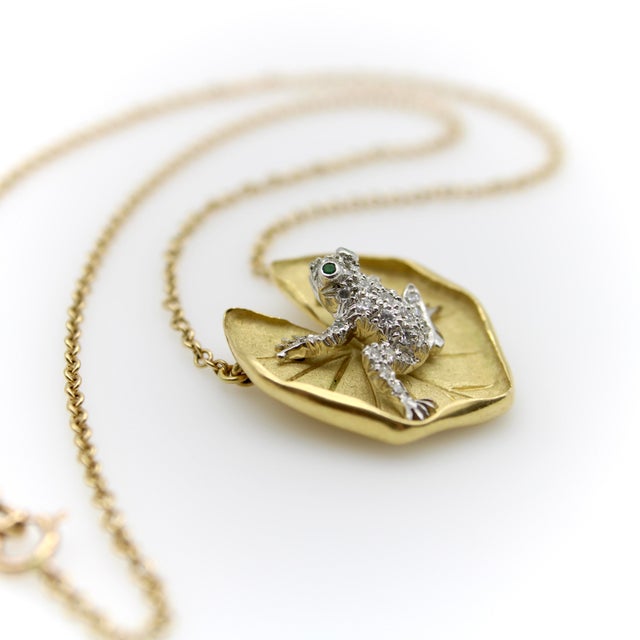 1980s McTeigue Diamond Emerald Platinum and 18k Gold Frog on Lily Pad Necklace For Sale - Image 4 of 11
