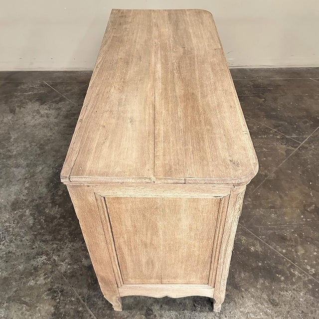 Wood 18th Century Country French Louis XV Commode in Stripped Oak For Sale - Image 7 of 17
