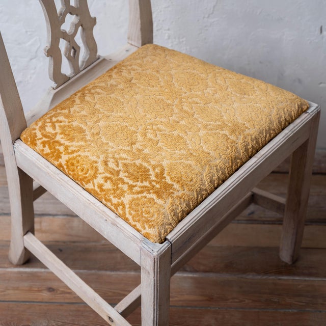 A Similar Pair of English Chippendale Side Chairs, c.1760 For Sale - Image 10 of 15