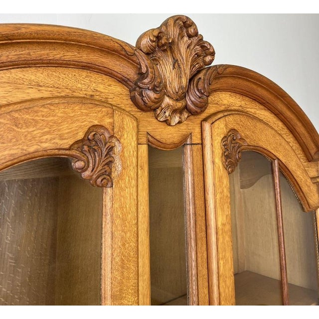 French Louis XVI Display Cabinet in Oak For Sale - Image 4 of 15