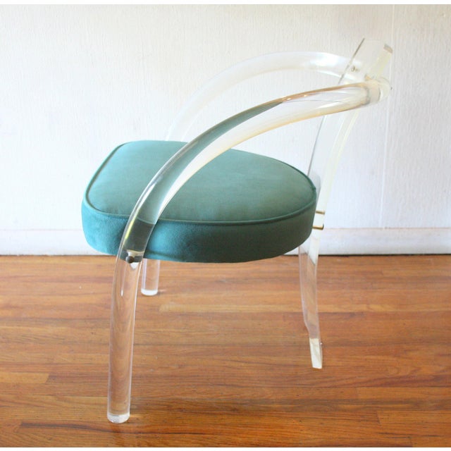 This is a mid century modern lucite arm chair in the style of Charles Hollis Jones. It has a lucite curved waterfall...