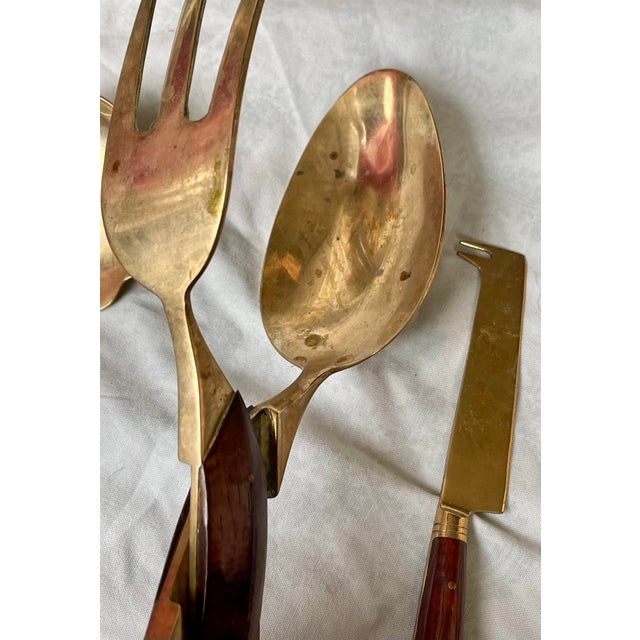 Brown Mid 20th Century Rosewood & Brass Flatware 5 Serving Pieces Tongs Pie Bonbon Spoon Cheese Knife For Sale - Image 8 of 12
