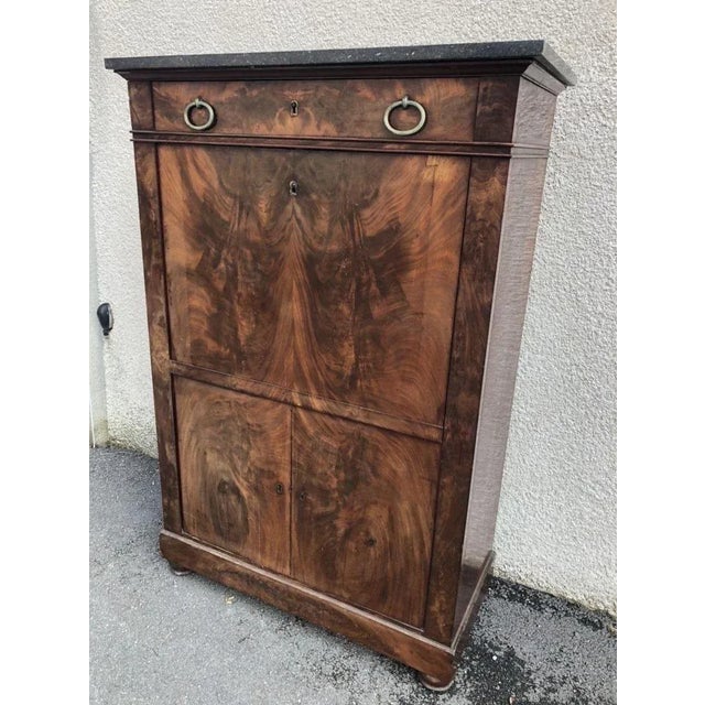 Small Mahogany Cuba Secretary massive and plated signed Maigret Directoire period. Although one piece, to describe it is...