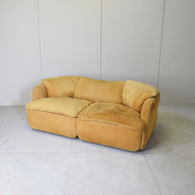 1970s Vintage Confidential Two-Seater Modular Sofa in Ochre Suede by Alberto Rosselli for Saporiti, Italy, 1970s For Sale - Image 5 of 11