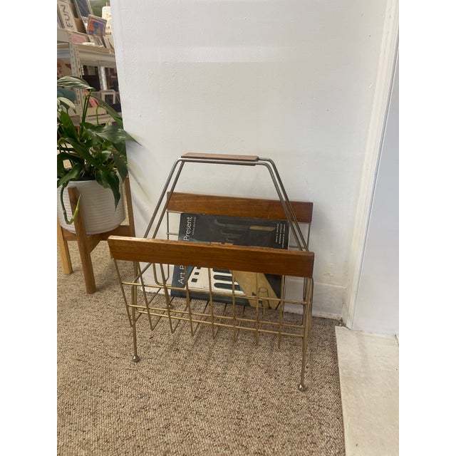 1960s Mid-Century Modern Brass Toned Wire and Wood Magazine Rack With Sculptural Handle. For Sale In Seattle - Image 6 of 9