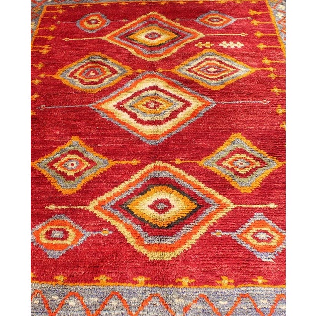 Tribal Turkish Konya Rug with Diamond Design in Beautiful Royal Red Background. Keivan Woven Arts / rug EN-3270, country...