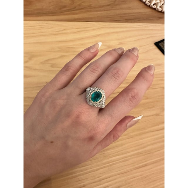 This emerald perfectly captures the pure green glow of the legendary Muzo mine in Colombia. Standing tall at 1.7 carats,...