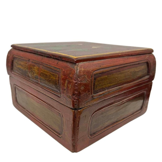 Antique Chinese decorated Jewelry/fruit box. Beautiful decorated Chinoiserie box used to serve fruits and special treats...