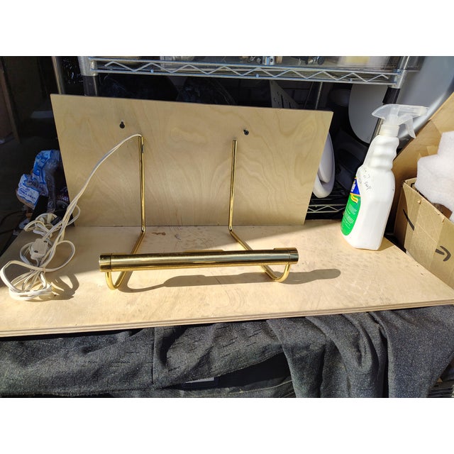 This is a house of Troy 11" picture light that has two lights in the rotating light bar it's adjustable it's in good...