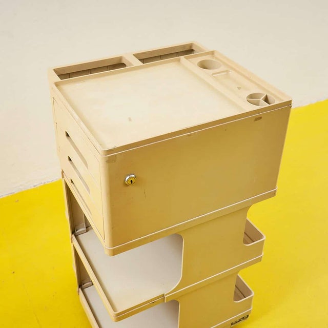 Discover our designer trolley, an authentic piece of engineering from the 1970s. Crafted from durable material, it offers...