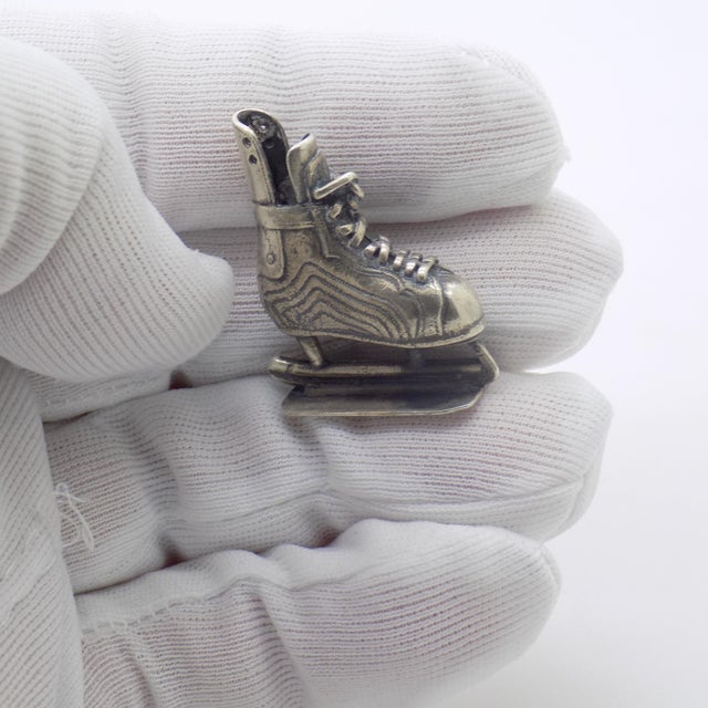 This charming ice skates miniature was handcrafted in Novara (NO), Northern Italy, during the 1980s/1990s. Made in genuine...