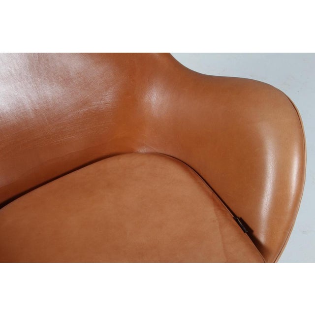 Egg Chair in Leather attributed to Arne Jacobsen for Fritz Hansen, 2010s For Sale - Image 6 of 10
