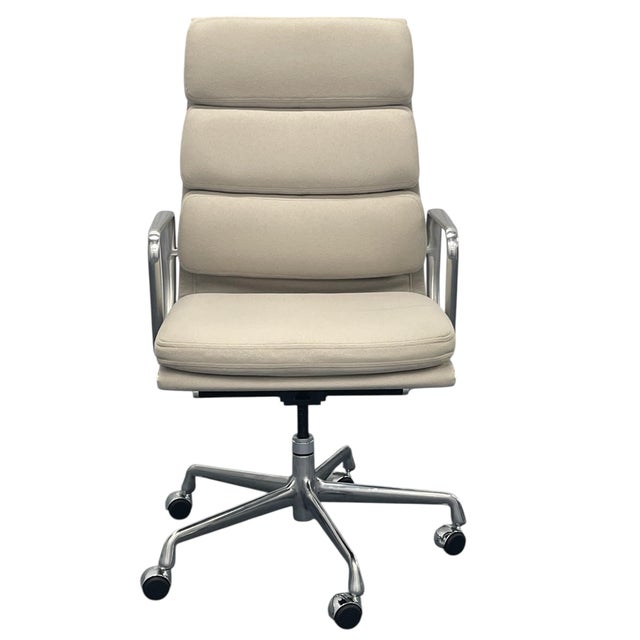 Early 21st Century Eames for Herman Miller Soft Pad Executive Chair Ea437 in Buff Pebble Weave (2022) For Sale - Image 5 of 12