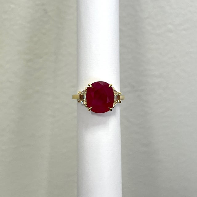 Guild 5 Carat Burma Ruby Cushion and Trapezoid Diamond Ring in 18k Yellow Gold, Size 6.5 For Sale - Image 4 of 9