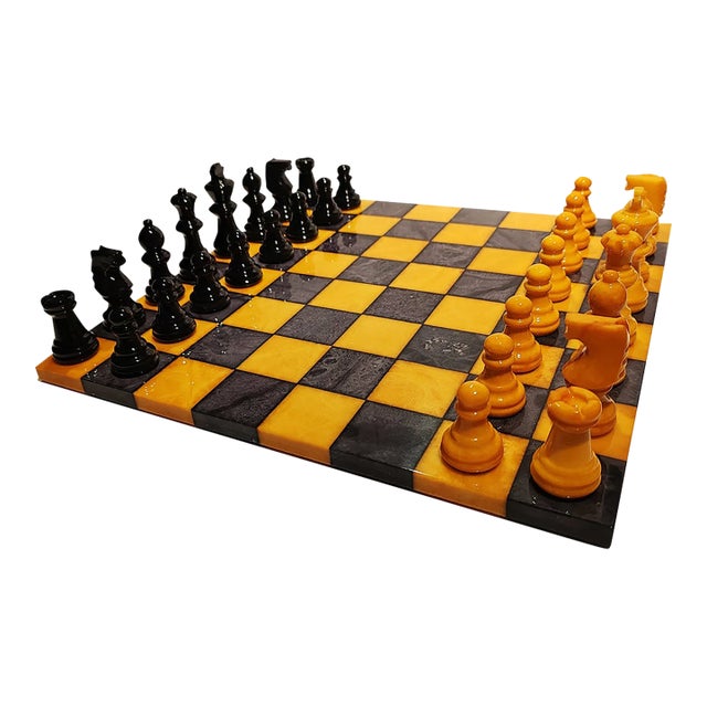 1970s Rare Colors Luxury Chess Set in Genuine Hand Carved Italian Alabaster of Volterra For Sale