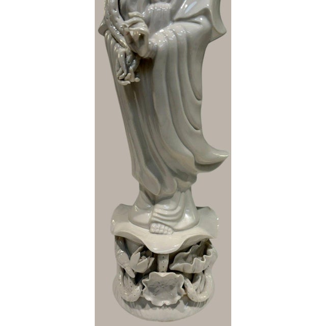 Vintage Wai Ming Hong Kong Blanc De Chine Porcelain Guanyin Lotus Statue 14" For Sale - Image 13 of 15