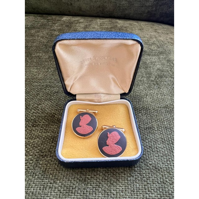 Mid 20th Century Rare Vintage Royal British Cleopatra "Wedgwood" Gold Plate Cufflinks Circa 1960 For Sale - Image 5 of 18