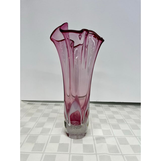 Mid 20th Century Hand-Blown Pink Art Handkerchief Glass Vase by Adam Jablonski - Signed For Sale - Image 4 of 9