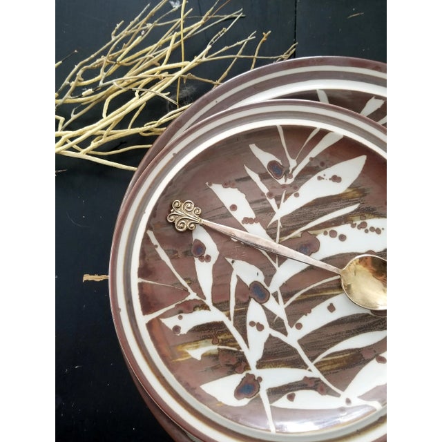 Late 20th Century Stoneware Plates - Set of 2 For Sale - Image 4 of 7