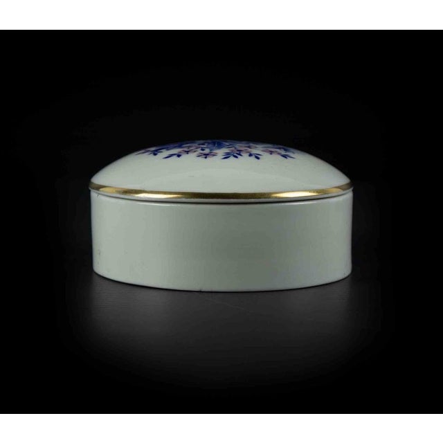 Vintage Porcelan Jewel case is an original artwork realized by Anonymous artist in the mid-20th century. A very refined...