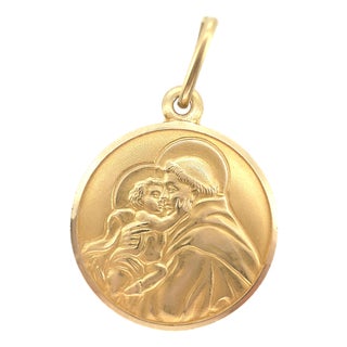 Vintage 1960s Italian 18k Saint Anthony of Padua Holding Baby Jesus Medallion For Sale