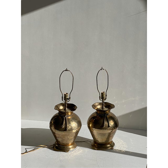 Mid-Century Modern Pair of 1970s Italian Hand Hammered Brass Table Lamps With Twisted Rope Detail Mid Century - Hollywood Regency For Sale - Image 3 of 10