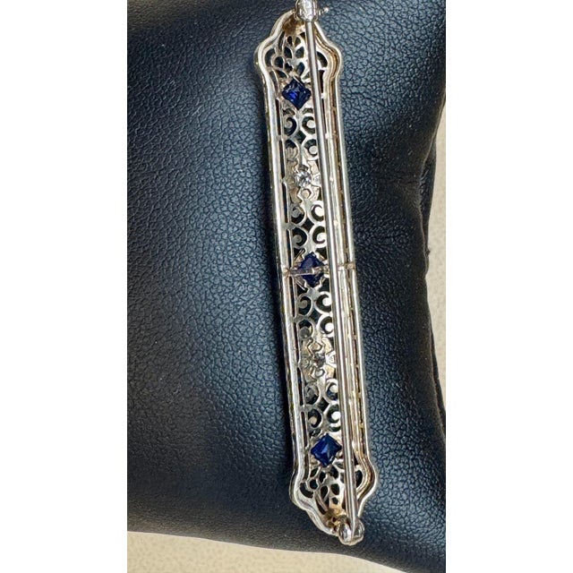 Modern Estate Art Deco Diamond & Sapphire Platinum 4.7 Gm Pin / Broach vs Quality For Sale - Image 3 of 8