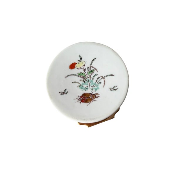 Chantilly circular Kakiemon decorated snuff box with gilt metal mounts. Circa 1745