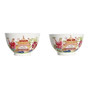 Late 19th Century Set of Two Porcelain Chinese Bowls Depicting Lady's in Gardens
