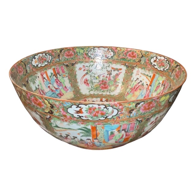 Late 19th Century Chinese Export Rose Medallion Bowl For Sale