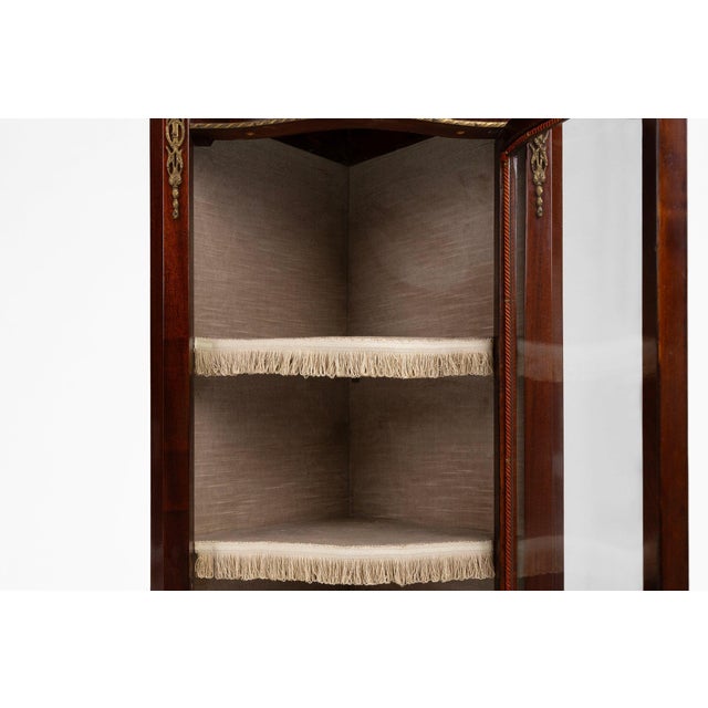 1950s Vintage French Louis XV Style Corner Display Cabinet with Arched Glass, 1950s For Sale - Image 5 of 15
