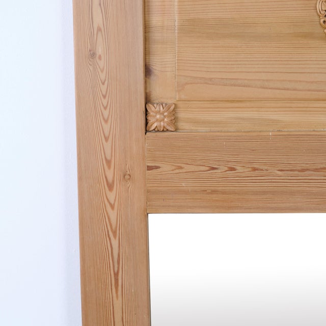 Rectangular mirror with a pine frame featuring carved details. Dating from the 1940s, it has a classic appearance that...