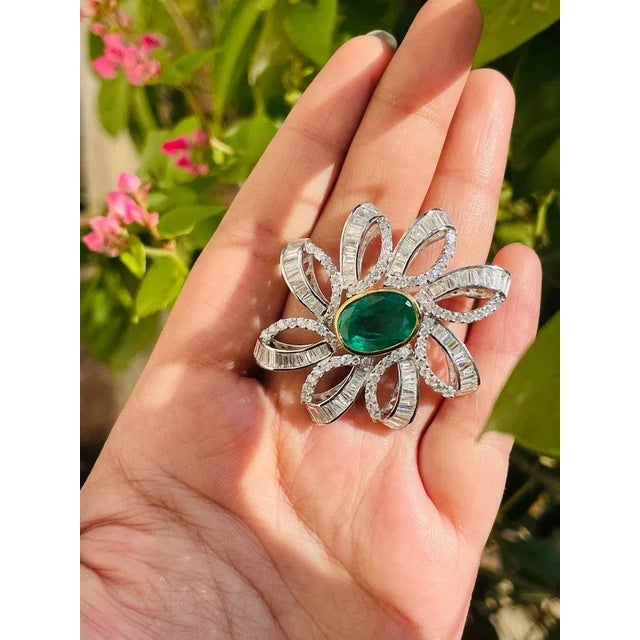 Art Deco Real 7.25 CTW Diamond 7.5 CTW Emerald Floral Brooch in 18k Solid Gold For Sale - Image 3 of 15