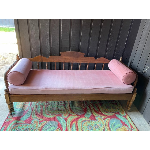 Featuring the classic spindle design associated with the Jenny Lind heirloom. Makes into a twin bed. Comes with 6 pillows...