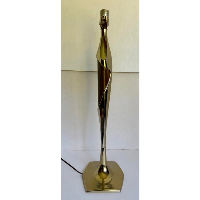 1960s Brass & Walnut Veneer Sculptural Table Lamp Attributed to Laurel Lamp Company For Sale In Los Angeles - Image 6 of 12