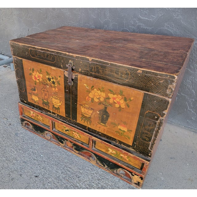 Antique Painted Chinese Trunk 19th Century For Sale In San Francisco - Image 6 of 17
