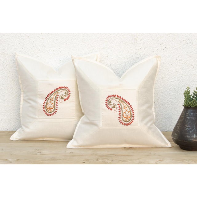 A refined decorative pillow cover from DE-COR's Contempo Paisley collection, crafted from a lustrous silk-blend fabric...