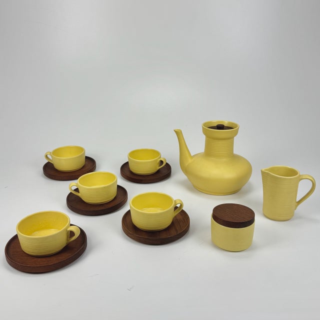 Mid-Century Modern Five Cup Tea Set in Yellow Ceramic and Teak from Ernestine Salerno, Italy, 1960s, Set of 13, in Very...