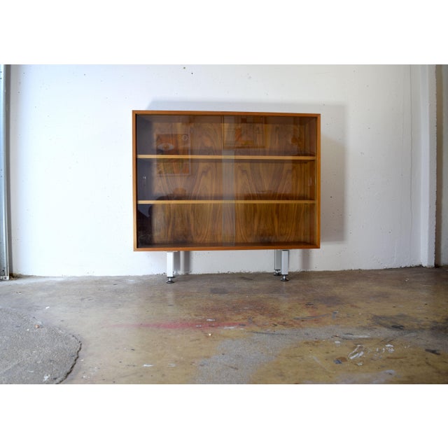 Display Bookcase in Walnut, 1960s For Sale - Image 4 of 7