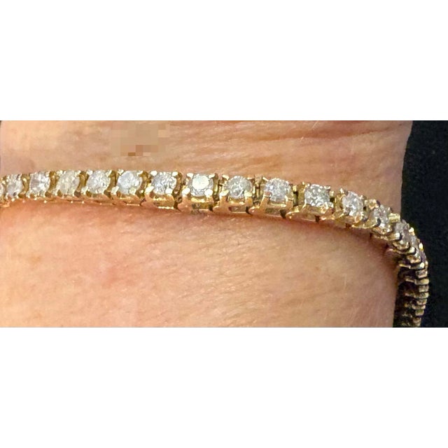 Contemporary Ladies 14k Gold Diamond Tennis Bracelet 7in. (4.0 Ct.) For Sale - Image 3 of 8