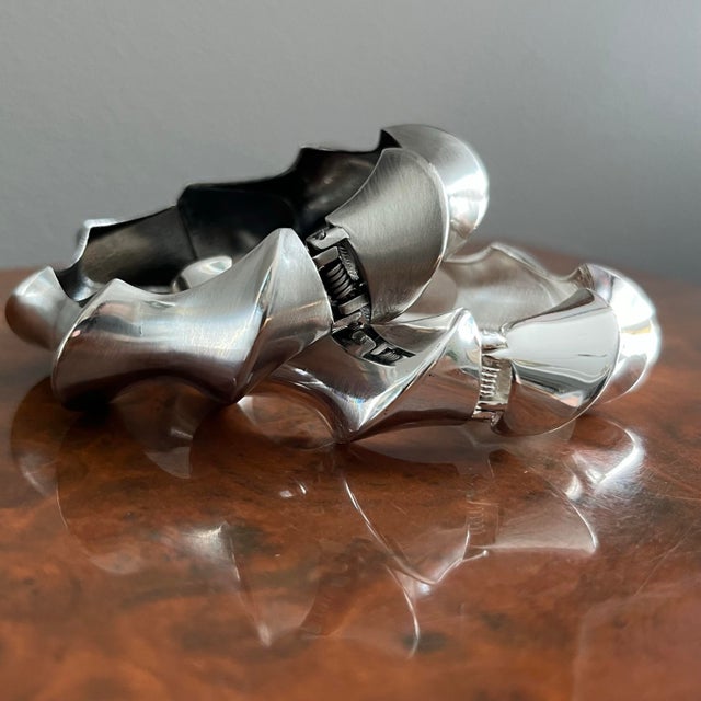 Contemporary Contrasting Pinched Wave Silver Tone Hinged Bangle Set Sculptural For Sale - Image 3 of 9