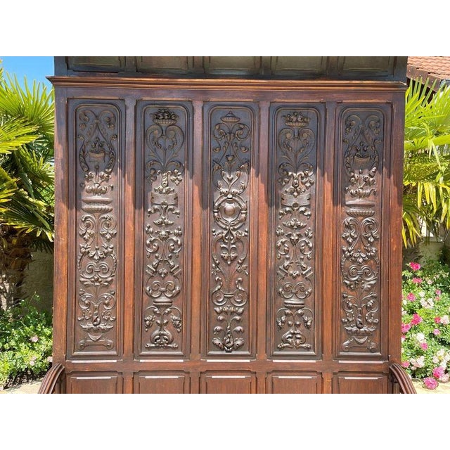 Period: 19th century Style: Renaissance, Louis 13th Condition: Good condition Material: Walnut Large castle chest bench in...