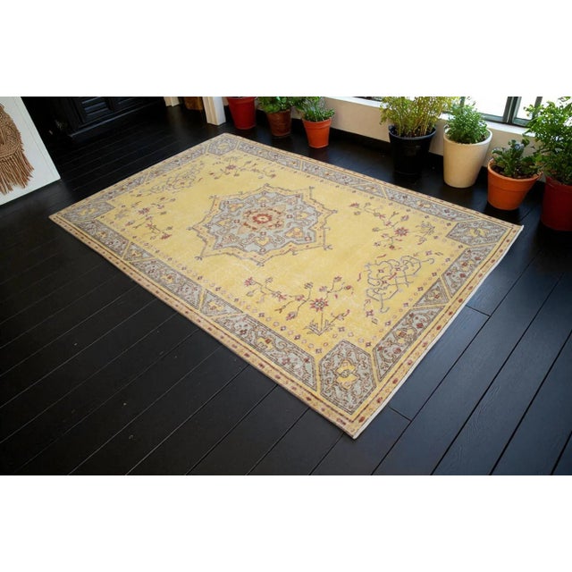 Vintage Turkish Uşak Rug (5'1" x 7'9") - Rare & Unused This isn't just a rug; it's a piece of history. This exceptional...