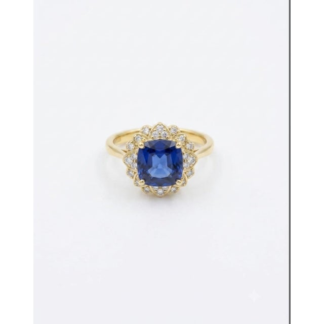 2020s Natural Blue Sapphire 3.60cts & Diamond 0.20cts Ring in 18k Gold For Sale - Image 5 of 8