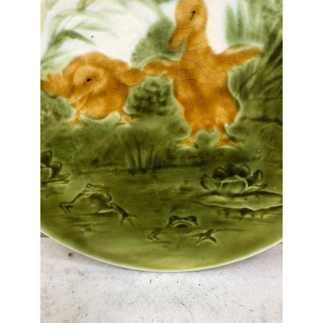 De Sarreguemines C.1890 French Majolica Ducklings With Frogs Plate Sarreguemines For Sale - Image 4 of 9