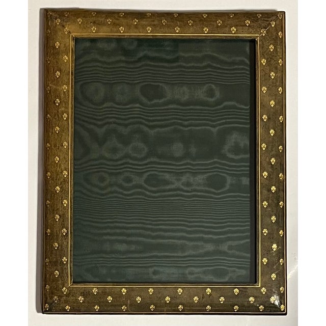 Neoclassical Mid-Century Italian Florentine Olive Green Leather Photo Picture Frame Stamped With Gilt Fleur De Lis by G. Serranglini Florence, Italy For Sale - Image 3 of 10