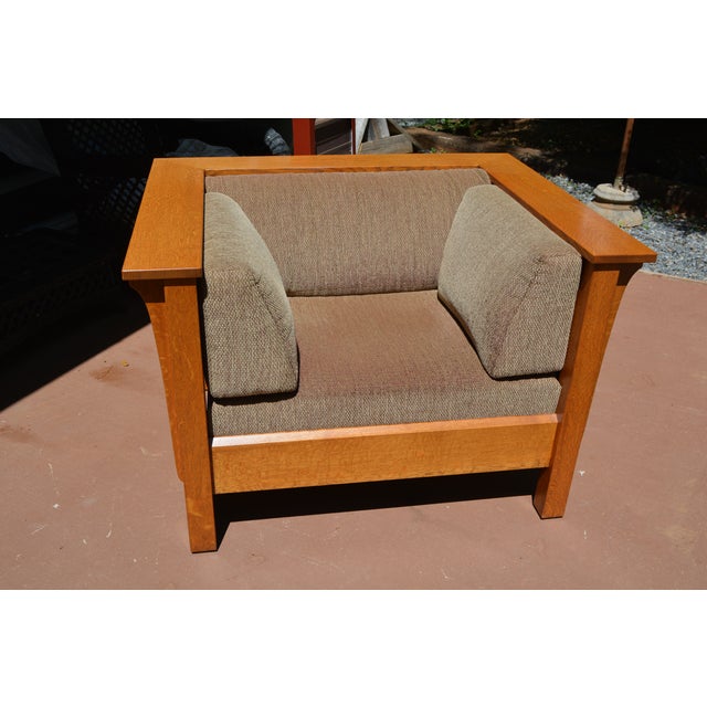 This 3 piece set is very comfortable & well constructed! I believe it to be oak, heavy & solid. Very similar to Stickley....