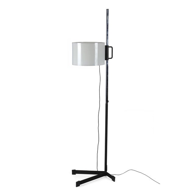 The TMC floor lamp, designed by Miguel Milá for Tramo, belongs to the renowned Tramo modular system, one of the most...