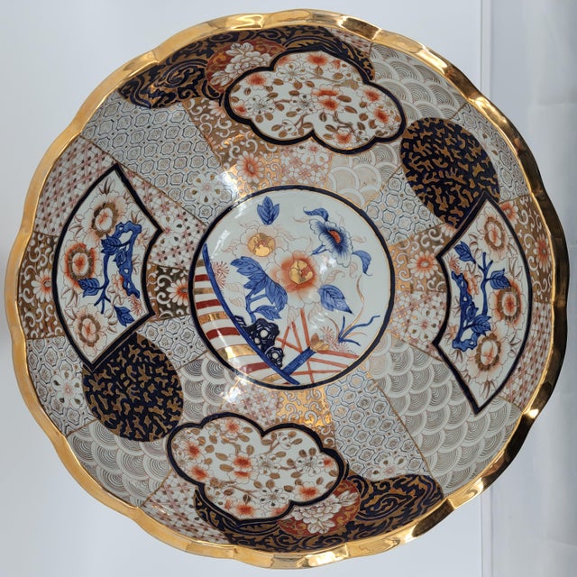 1920s Rare Antique Japanese Imari Porcelain Bowl Meiji Period 1868-1912 Scalloped Edge With Carved Rosewood Stand - Hand Painted Gold Gilt For Sale - Image 5 of 18